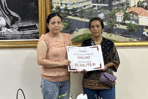 Trao hơn 55 triệu đồng đến anh Danh Nghị