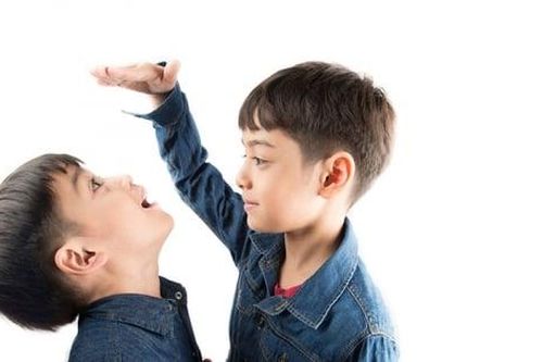 Vì sao trẻ dậy thì sớm có nguy cơ thấp hơn bạn đồng trang lứa?