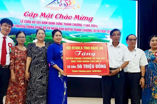 Trao tiền hỗ trợ xây dựng nhà tình nghĩa và nghĩa trang liệt sĩ ở huyện Thanh Chương