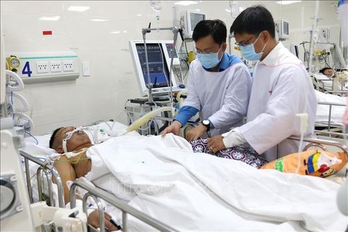 Lãnh đạo TP Hồ Chí Minh thăm người lao động bị ngộ độc khí ở huyện Bình Chánh