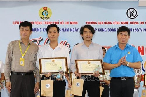 Thí sinh Lê Trung Thành đoạt giải thưởng Bàn tay Vàng 'Quản trị mạng giỏi' năm 2024