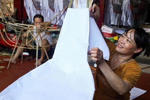 Về thăm 'công xưởng' chuyên sản xuất điện thoại, xe hơi cho 'người cõi khác'