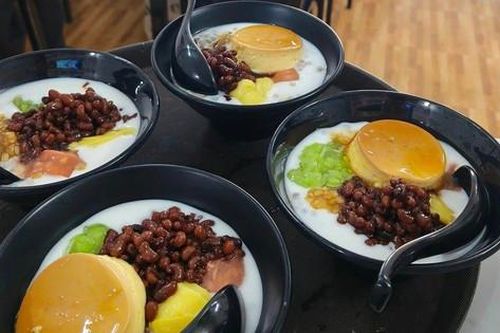 Lễ Thất tịch: Nhiều hàng quán bán chè đậu đỏ 'cháy hàng'