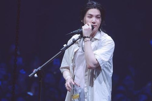Giữa ồn ào, Suga bị đào lại hành động uống rượu trên sân khấu