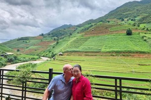 Bán hết tài sản ở Pháp, người đàn ông sang Việt Nam lên núi ở vì phải lòng bà mẹ đơn thân