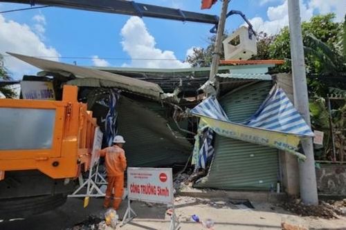 TP. Hồ Chí Minh: Xe container tông gãy trụ điện trung thế và nhà dân