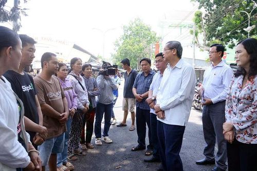 Phó Bí thư Thường trực Tỉnh ủy, Chủ tịch HĐND tỉnh An Giang Lê Văn Nưng thăm, trao hỗ trợ các tiểu thương bị thiệt hại do hỏa hoạn