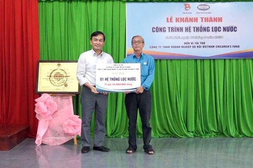 Bàn giao công trình hệ thống lọc nước cho Trường Tiểu học 'C' Thạnh Mỹ Tây