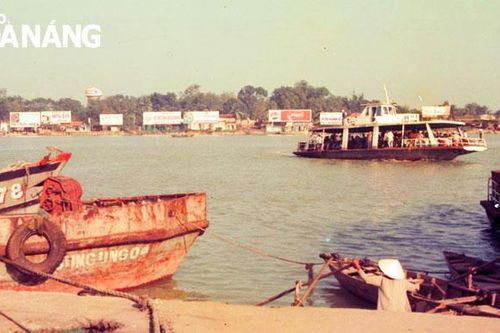 Chở báo qua sông