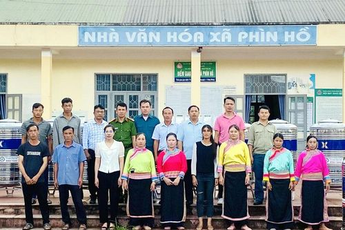 Trao tặng bồn chứa nước tại huyện Nậm Pồ