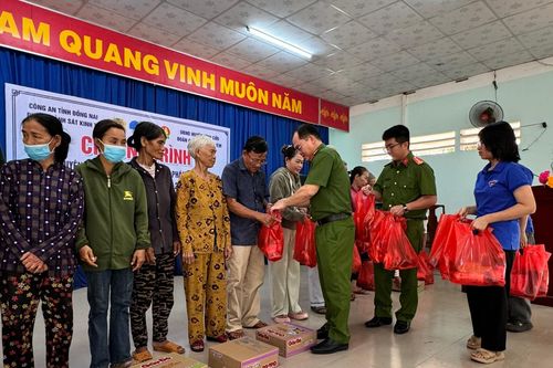 Phòng Cảnh sát kinh tế Công an tỉnh tổ chức nhiều hoạt động chào mừng Ngày truyền thống Công an nhân dân