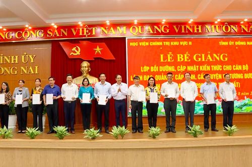 197 cán bộ của tỉnh hoàn thành lớp bồi dưỡng kiến thức