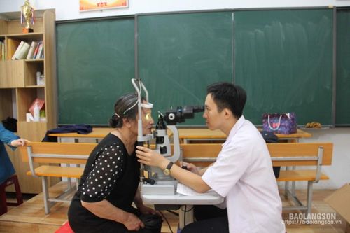 Hơn 300 người dân được khám miễn phí các bệnh về mắt