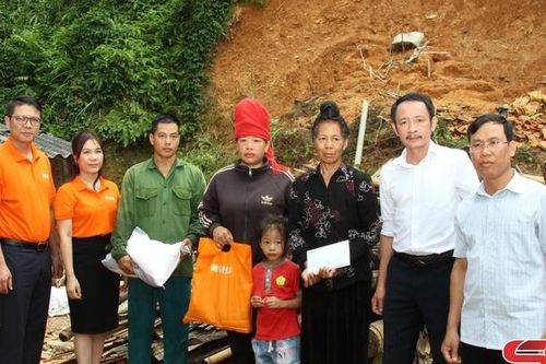 Ngân hàng SHB hỗ trợ nhân dân bị thiệt hại do mưa lũ