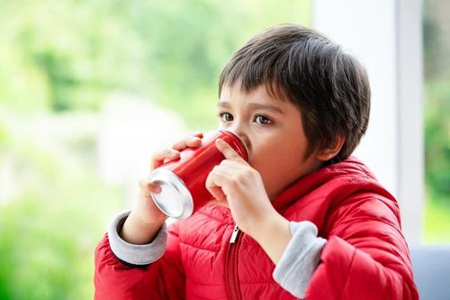 Báo động tình trạng trẻ em toàn cầu ngày càng tiêu thụ nhiều đồ uống có đường hơn