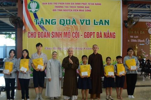 Đà Nẵng: Tặng quà đến các đoàn sinh Gia đình Phật tử mồ côi nhân mùa Vu lan