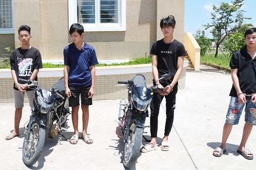 Nhóm 'trẻ trâu' dụ nạn nhân mang xe đến giao lưu rồi cướp điện thoại