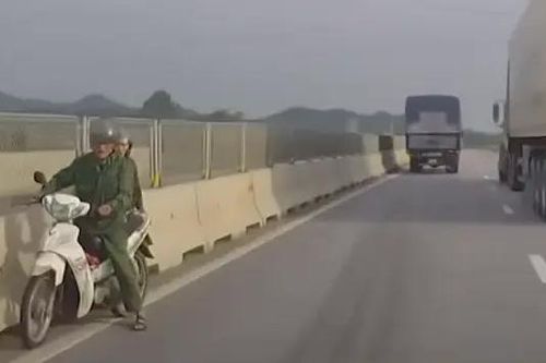 Hai cụ già đi xe máy ngược chiều trên cao tốc