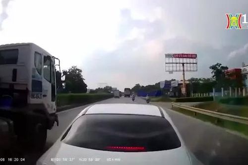Ô tô phanh gấp giữa đường bị đâm từ phía sau