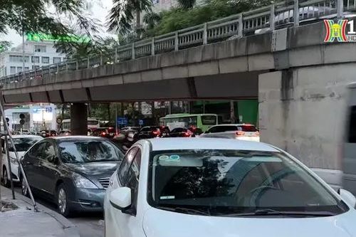 Ô tô đỗ trái phép làm đường Hoàng Minh Giám ùn tắc