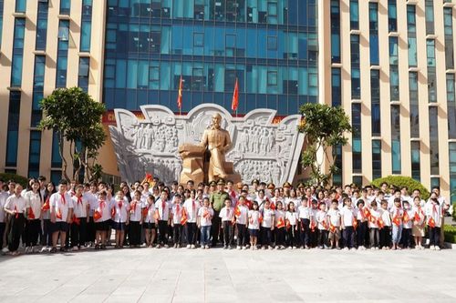 Tuyên dương con cán bộ chiến sỹ công an đạt thành tích cao trong năm học 2023-2024