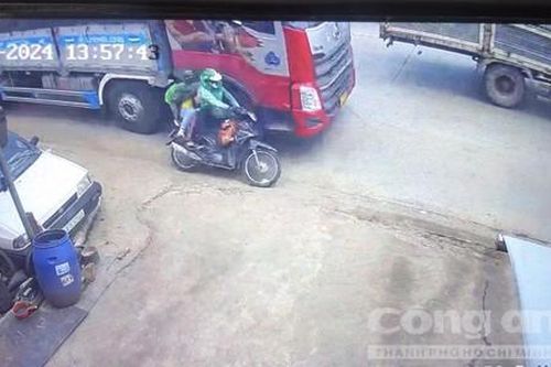 Xe tải lấn vào làn đường xe máy cán tử vong hai người đi xe ôm