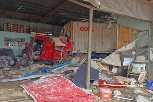 Bắt giam tài xế xe container tông vào nhà dân làm 3 người tử vong