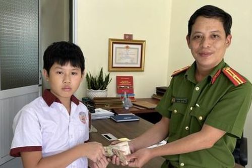 Học sinh nhặt được 20 triệu đồng nhờ Công an tìm người đánh rơi để trao trả
