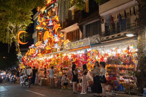 Phố cổ Hà Nội vào mùa Trung thu, cửa hàng chi gần 300 triệu lắp dàn đèn cá chép