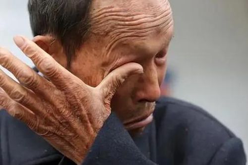 Phát hiện lỗi chính tả trên giấy báo trúng tuyển đại học của con trai, người bố lập tức nhập viện khi biết sự thật chấn động