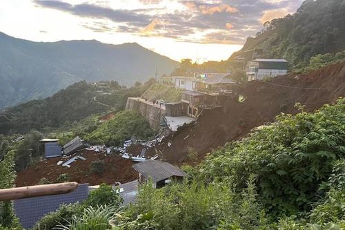 Căn homestay ở Tà Xùa bất ngờ bị đất đá vùi lấp do sạt lở, 3 người thương vong