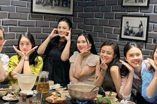 Khoảnh khắc hội ngộ bình dị sau 16 năm của 7 nhan sắc trong cuộc thi Hoa hậu Việt Nam 2008