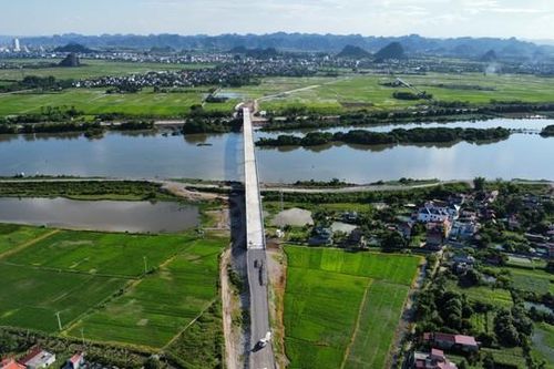 Hình ảnh từ trên cao cầu Bến Mới nối 2 tỉnh Nam Định và Ninh Bình