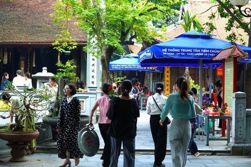 Nam thanh nữ tú tấp nập tới Chùa Hà cầu tình duyên ngày Thất Tịch