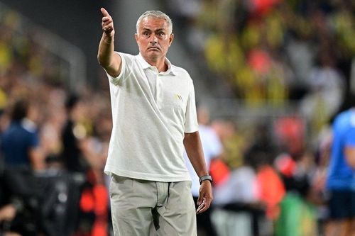 Mourinho bị phạt chỉ sau 15 phút ra mắt CLB mới