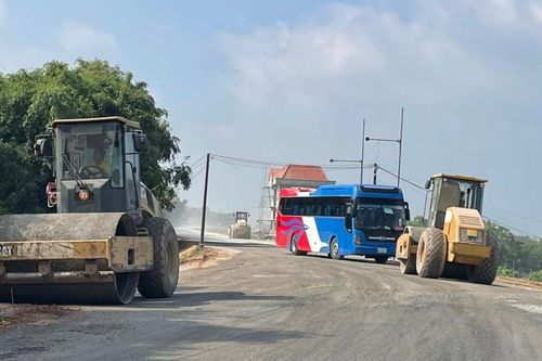 Thi công 13km đường đê sông Hồng qua huyện Thường Tín đạt 70% khối lượng việc
