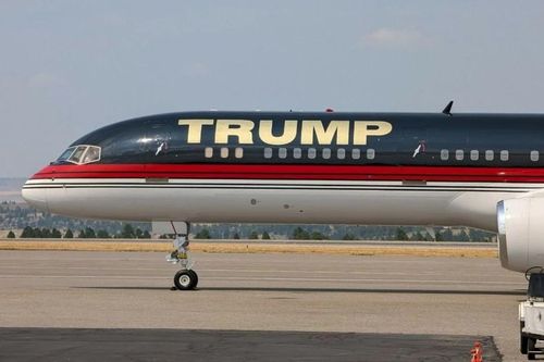 Máy bay chở ông Donald Trump chuyển hướng vì gặp sự cố