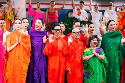 Tràn ngập sắc cam và đen trong show 'Thanh xuân' từ bộ đôi 'phù thủy sắc màu'
