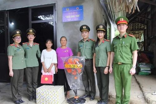 Trao 'nhà 19/8' cho học sinh lớp 8 mồ côi cha mẹ tại Tuyên Quang
