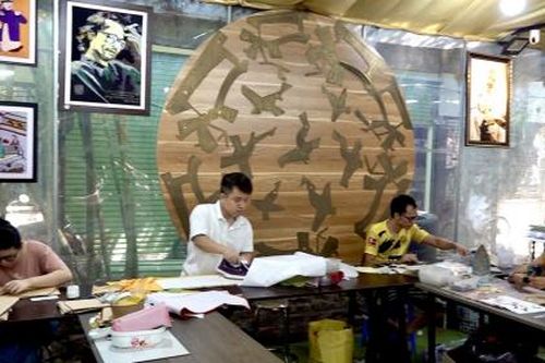 Nghệ thuật sáng tạo những bức tranh từ lụa vụn