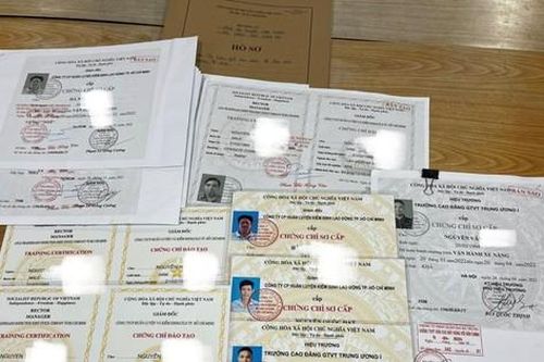 Bắt khẩn cấp 2 đối tượng làm giả tài liệu cơ quan nhà nước