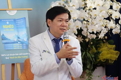 'Nghèo là vốn liếng' - cuốn sách vượt khó đầy cảm xúc của một bác sĩ thẩm mỹ