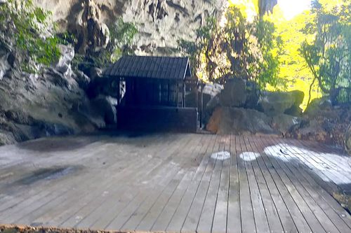 Hang Trống trên vịnh Hạ Long được dọn dẹp sạch sẽ sau phản ánh của VietNamNet