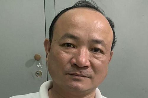 Người đàn ông đập bể kính ô tô, buộc tài xế quỳ xin lỗi sau va chạm giao thông