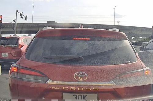 Tài xế toát mồ hôi lùi xe vì ô tô phía trước bị trôi ở ngã tư dừng chờ đèn đỏ