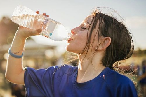 Uống nước uống đóng chai hàng ngày, nhiều người không hay đó là kẻ gây 'cái chết thầm lặng'