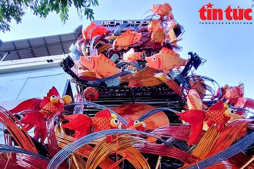 Cửa hàng chi gần 300 triệu đồng lắp dàn đèn cá chép đón Trung Thu