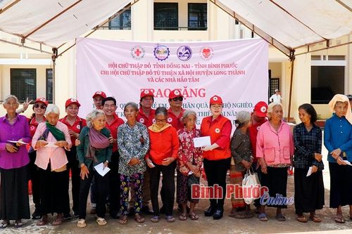 Bình Phước: Tặng quà cho hộ nghèo, học sinh khó khăn người dân tộc thiểu số