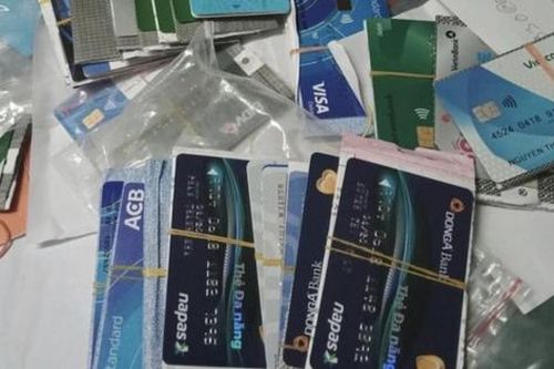 Gia Lai: Điều tra cặp vợ chồng dụ dỗ người dân mở tài khoản ngân hàng rồi mua lại