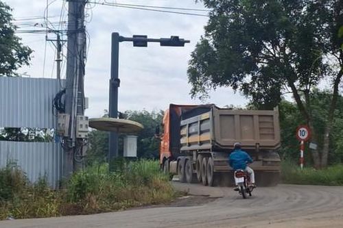 Đồng Nai: Đường giới hạn trọng tải 10 tấn 'oằn mình' gánh xe ben, xe đầu kéo